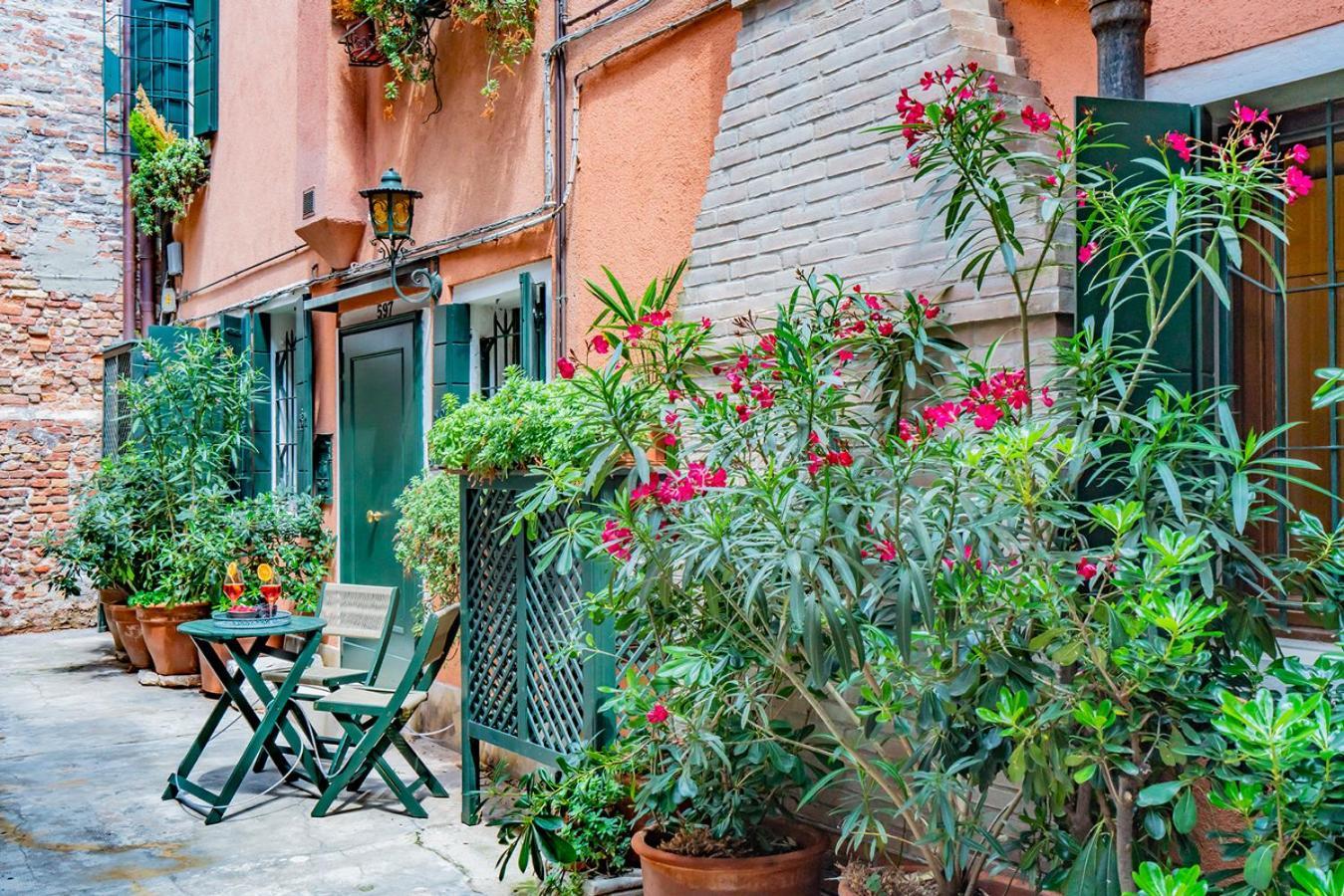 Lo Squero 1 The Secret Courtyard In Dorsoduro Lägenhet Venedig Rum bild